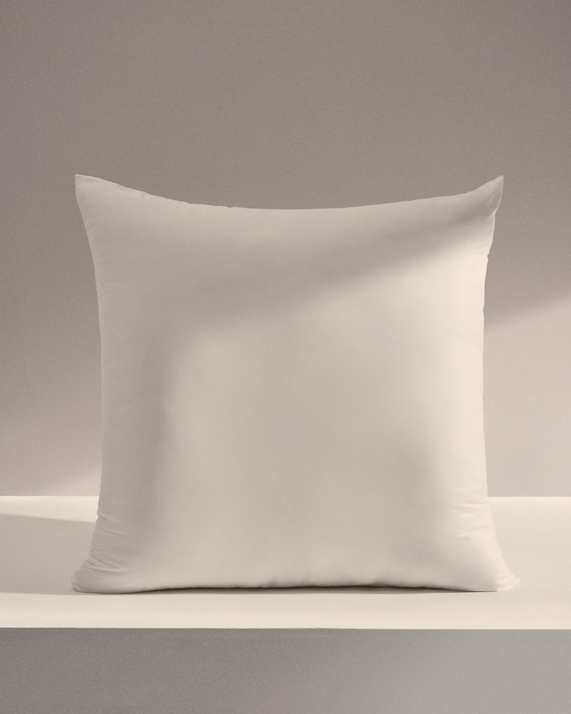 Kissenfüllung Fluff 70 x 70 cm, hergestellt in Spanien in Weiß präsentiert im Onlineshop von KAQTU Design AG. Kissenfüllung ist von Kave Home