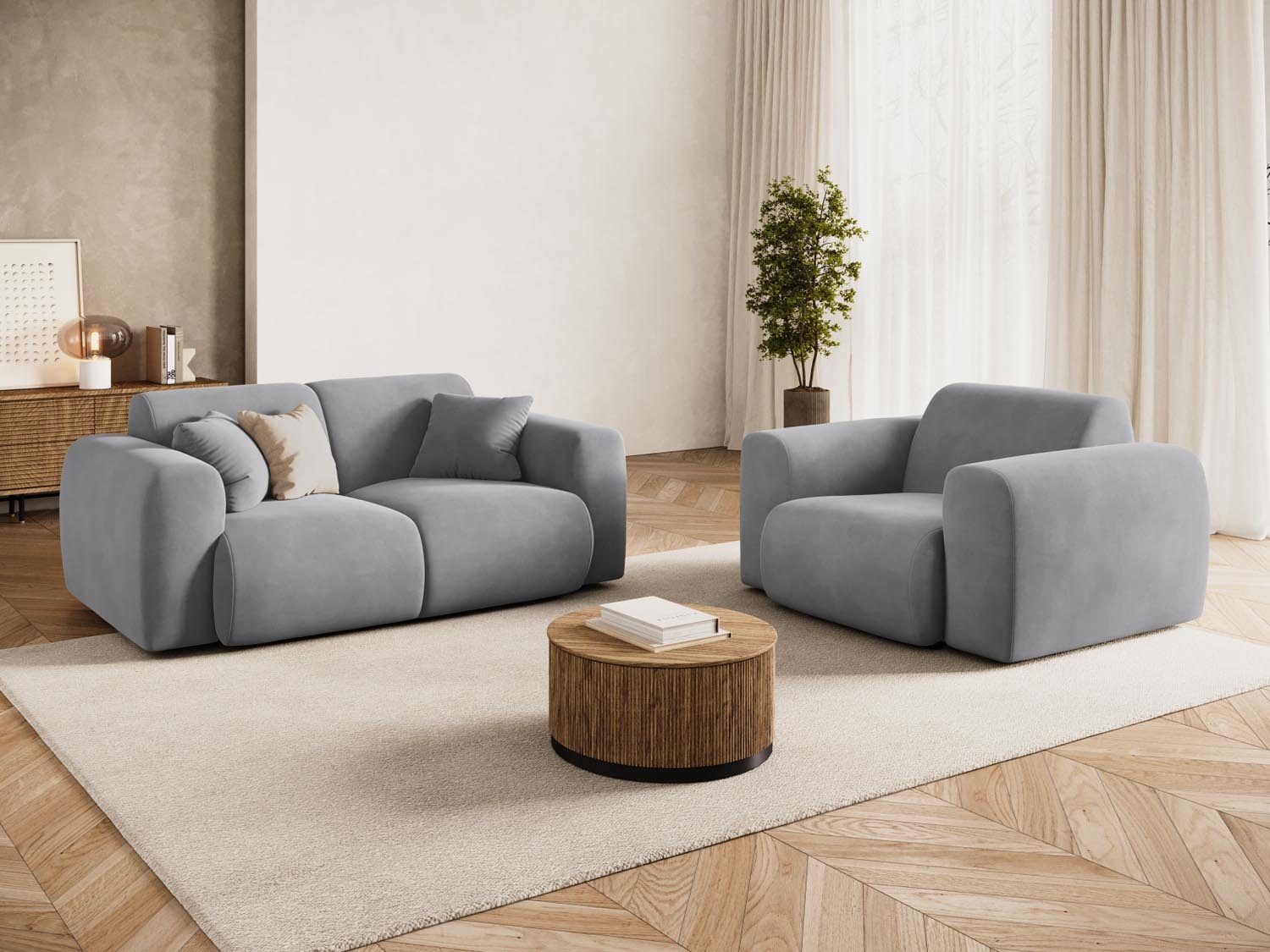 Elegantes Nolio Velour Sofa für zwei Personen in sanftem Hellgrau, ideal für stilvolle Wohnräume und gemütliche Abende.