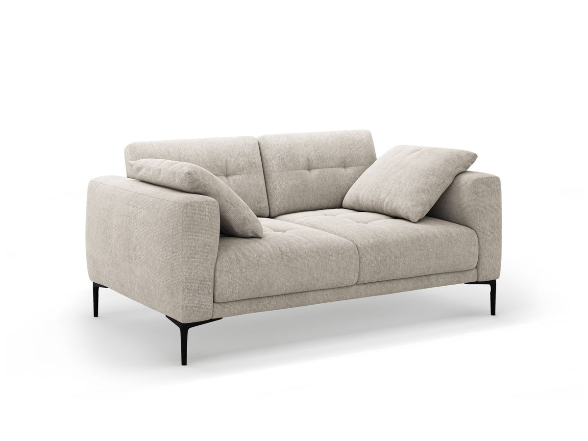 Beige Lazio 2-Sitzer Sofa von Cosmopolitan Design mit Sorella-Stoffbezug, Massivholzrahmen und schwarzen Metallbeinen im Studio.