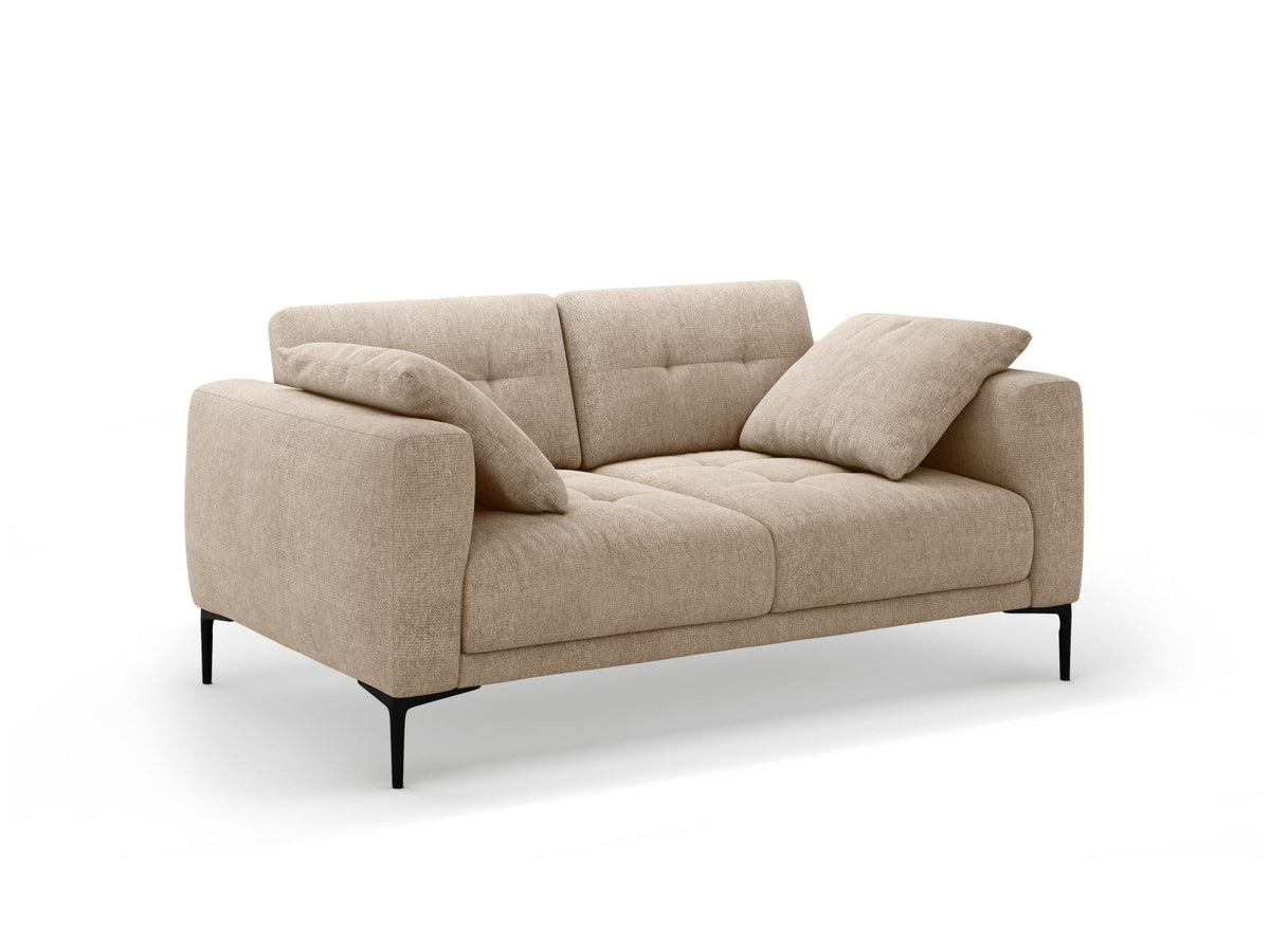 Beige Lazio 2-Sitzer Sofa von Cosmopolitan Design mit Sorella-Stoffbezug, Massivholzrahmen und schwarzen Metallbeinen im Studio.