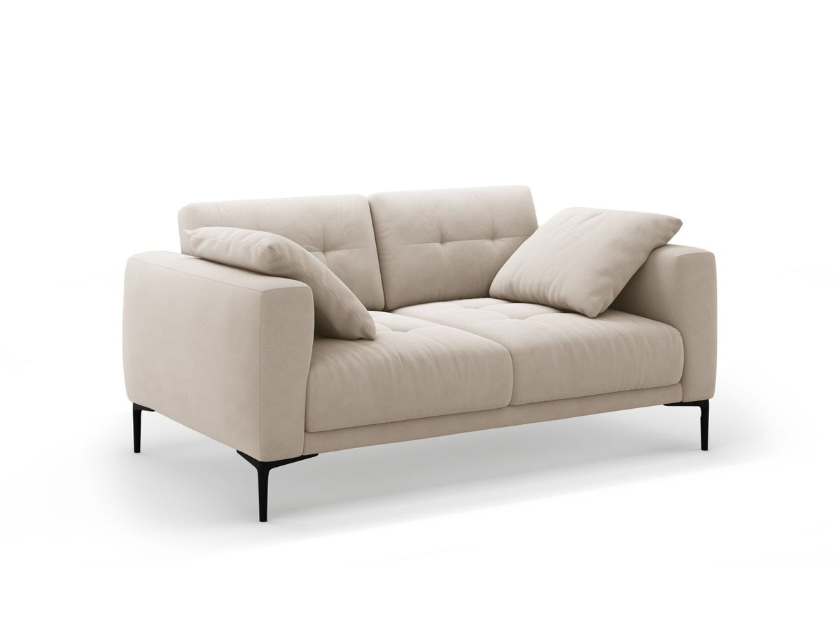 Beige Samt-Sofa Lazio mit zwei Sitzplätzen, Massivholzrahmen, schwarzen Metallbeinen und gepolsterter Rückenlehne aus Samtstoff.