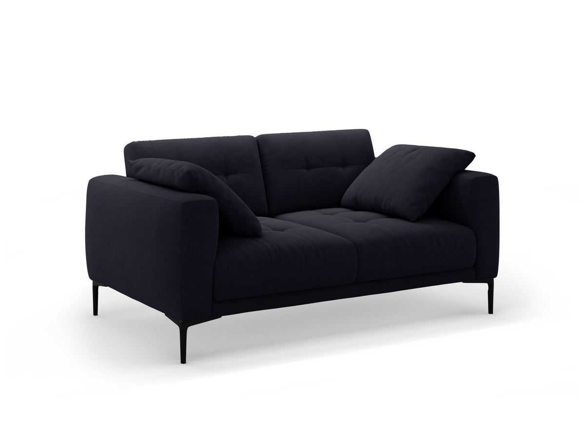 Beige Samt-Sofa Lazio mit zwei Sitzplätzen, Massivholzrahmen, schwarzen Metallbeinen und gepolsterter Rückenlehne aus Samtstoff.