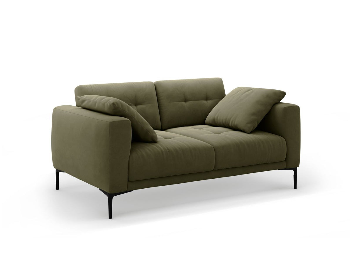 Beige Samt-Sofa Lazio mit zwei Sitzplätzen, Massivholzrahmen, schwarzen Metallbeinen und gepolsterter Rückenlehne aus Samtstoff.