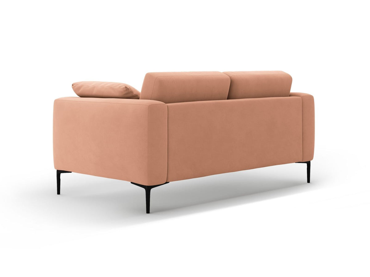 Beige Samt-Sofa Lazio mit zwei Sitzplätzen, Massivholzrahmen, schwarzen Metallbeinen und gepolsterter Rückenlehne aus Samtstoff.