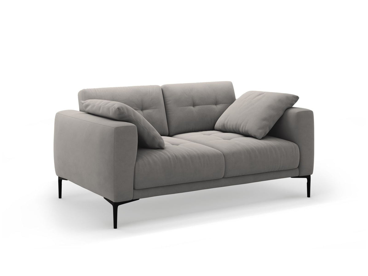 Beige Samt-Sofa Lazio mit zwei Sitzplätzen, Massivholzrahmen, schwarzen Metallbeinen und gepolsterter Rückenlehne aus Samtstoff.
