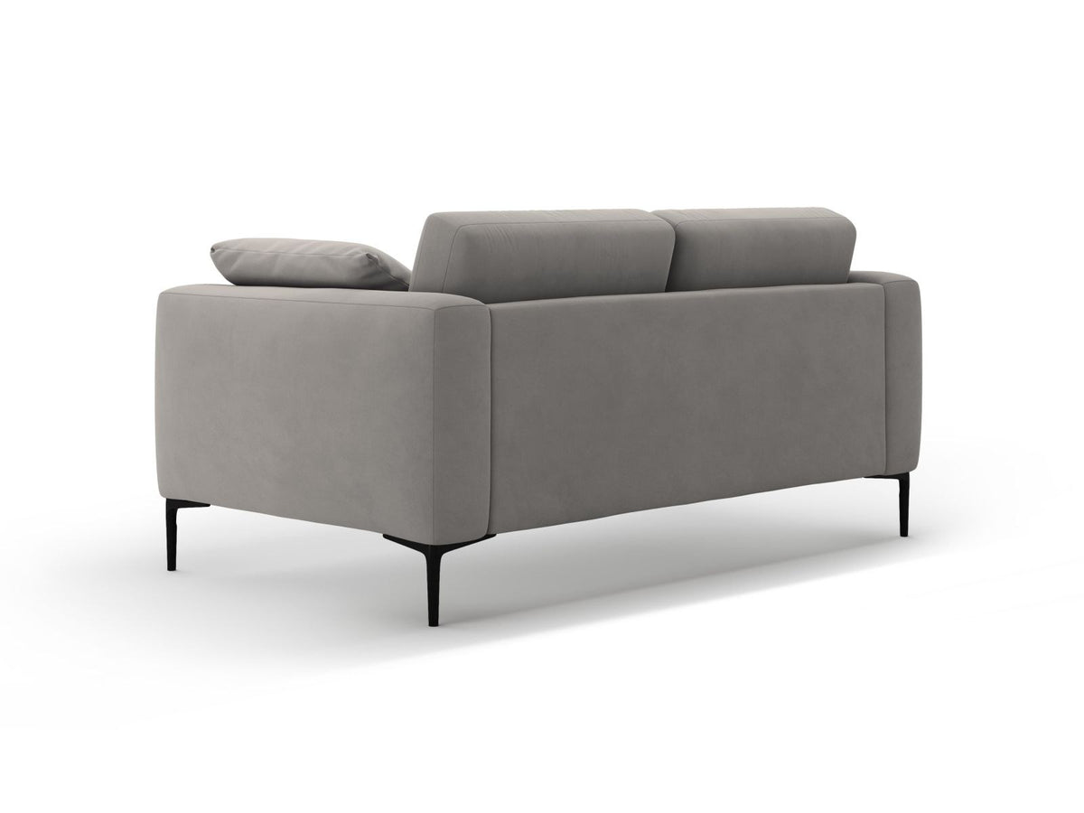 Beige Samt-Sofa Lazio mit zwei Sitzplätzen, Massivholzrahmen, schwarzen Metallbeinen und gepolsterter Rückenlehne aus Samtstoff.