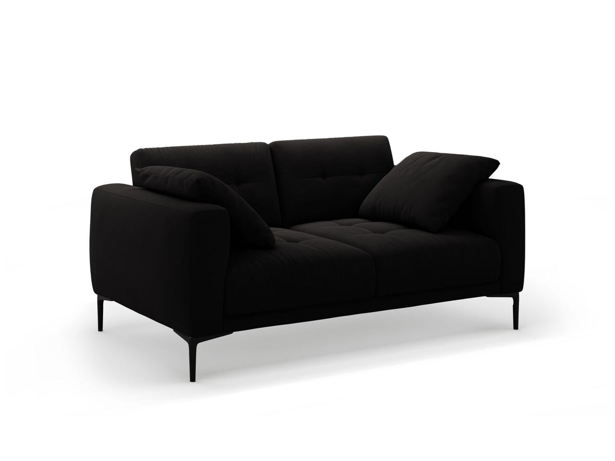 Beige Samt-Sofa Lazio mit zwei Sitzplätzen, Massivholzrahmen, schwarzen Metallbeinen und gepolsterter Rückenlehne aus Samtstoff.