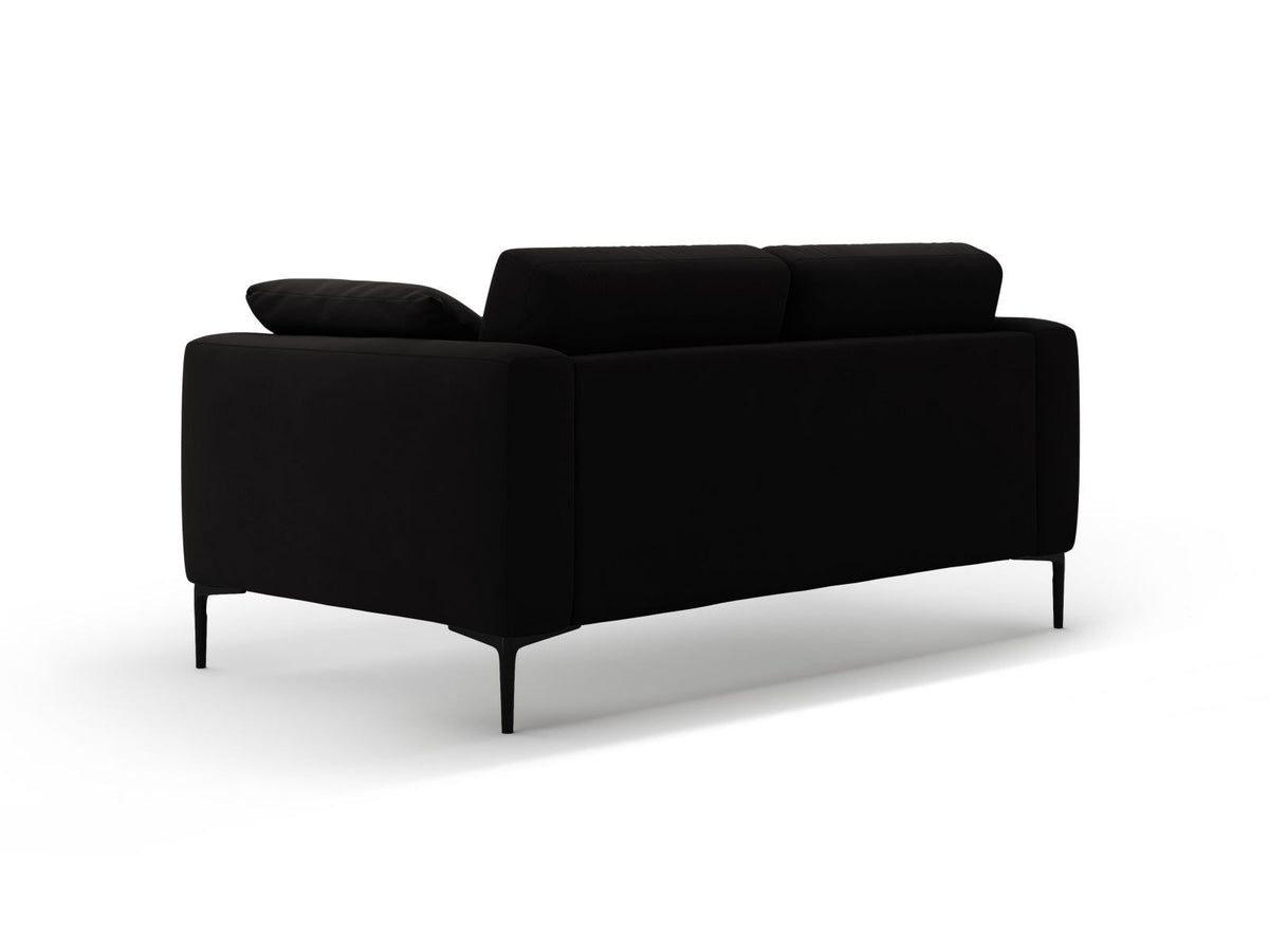 Beige Samt-Sofa Lazio mit zwei Sitzplätzen, Massivholzrahmen, schwarzen Metallbeinen und gepolsterter Rückenlehne aus Samtstoff.
