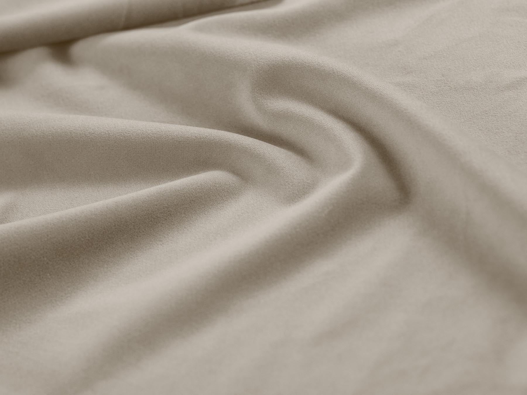 Stilvolles 2-Sitzer Sofa Treno in sanftem Dunkelbeige, perfekt für gemütliche Abende und moderne Einrichtungskonzepte.