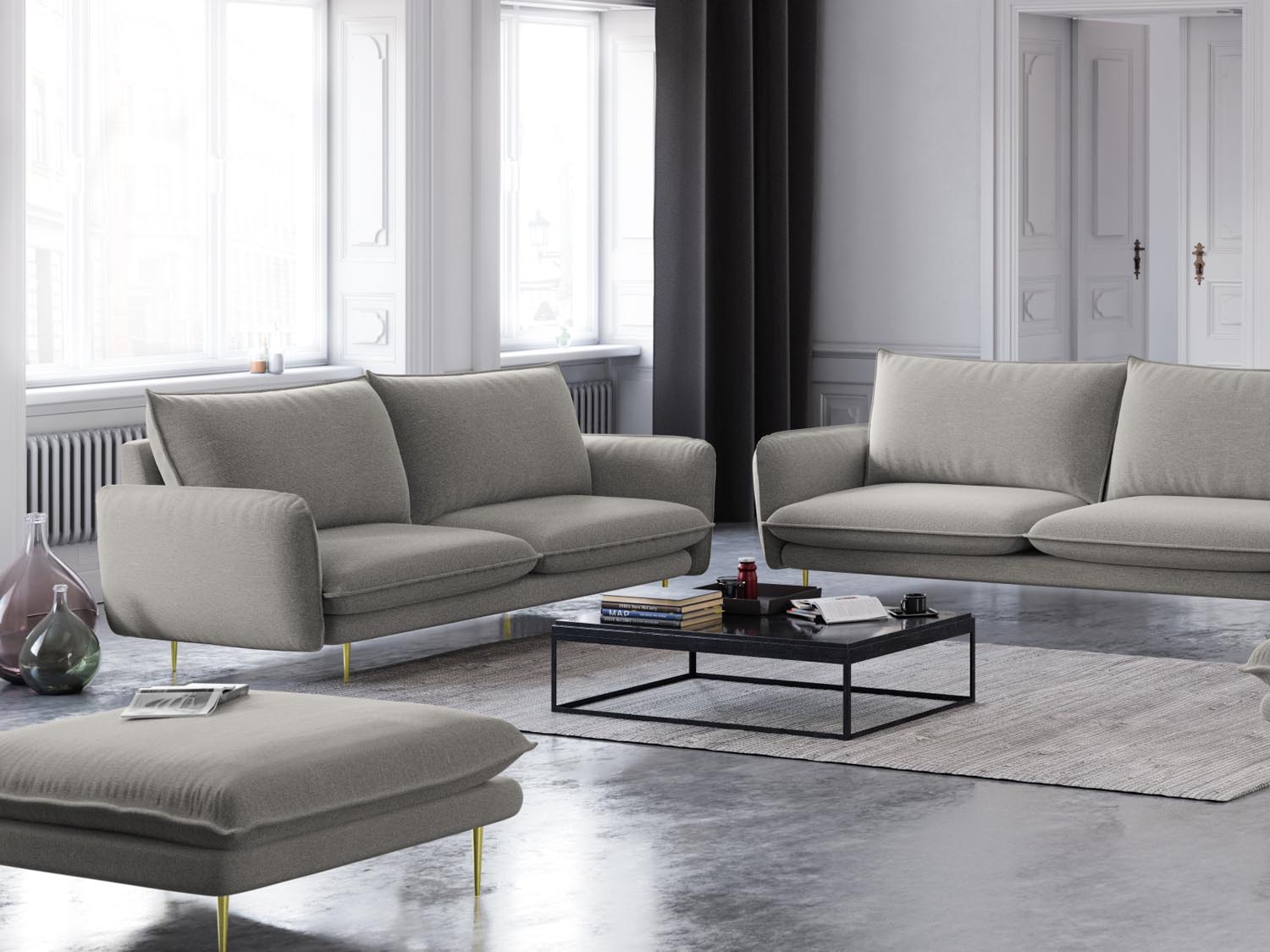 Elegantes 2-Sitzer Sofa "Vienna" in hellem Grau mit goldenen Akzenten, ideal für stilvolle Wohnräume. Modernes Design von Cosmopolitan Design.