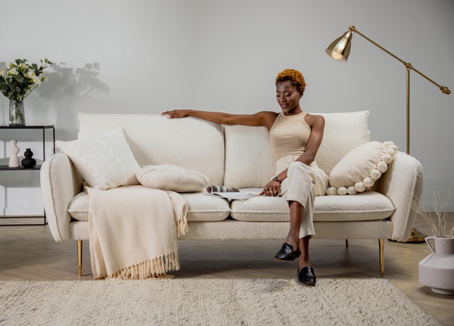 Stilvolles 2-Sitzer Sofa im modernen Boucle-Stil, kombiniert Schwarz und Gold für ein elegantes Ambiente in jedem Wohnraum.