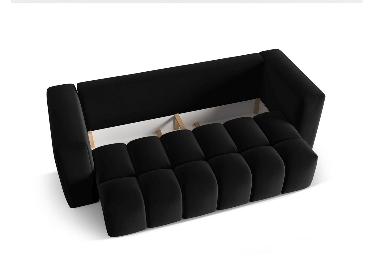 Sandfarbenes Samt-Bettsofa Verona mit drei Sitzplätzen, ausklappbarer Liegefläche, Bettkasten und schwarzen Kunststoffbeinen im Wohnraum.