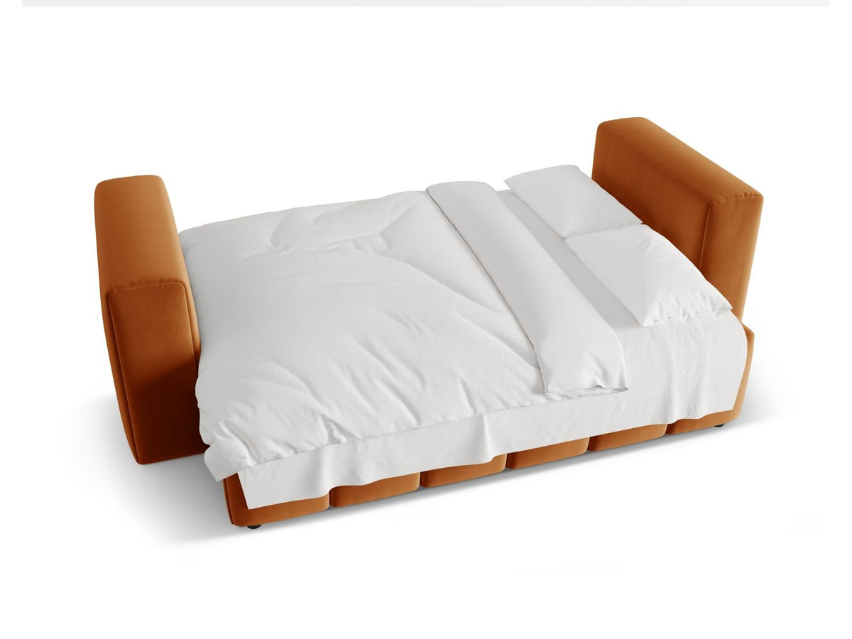 Sandfarbenes Samt-Bettsofa Verona mit drei Sitzplätzen, ausklappbarer Liegefläche, Bettkasten und schwarzen Kunststoffbeinen im Wohnraum.