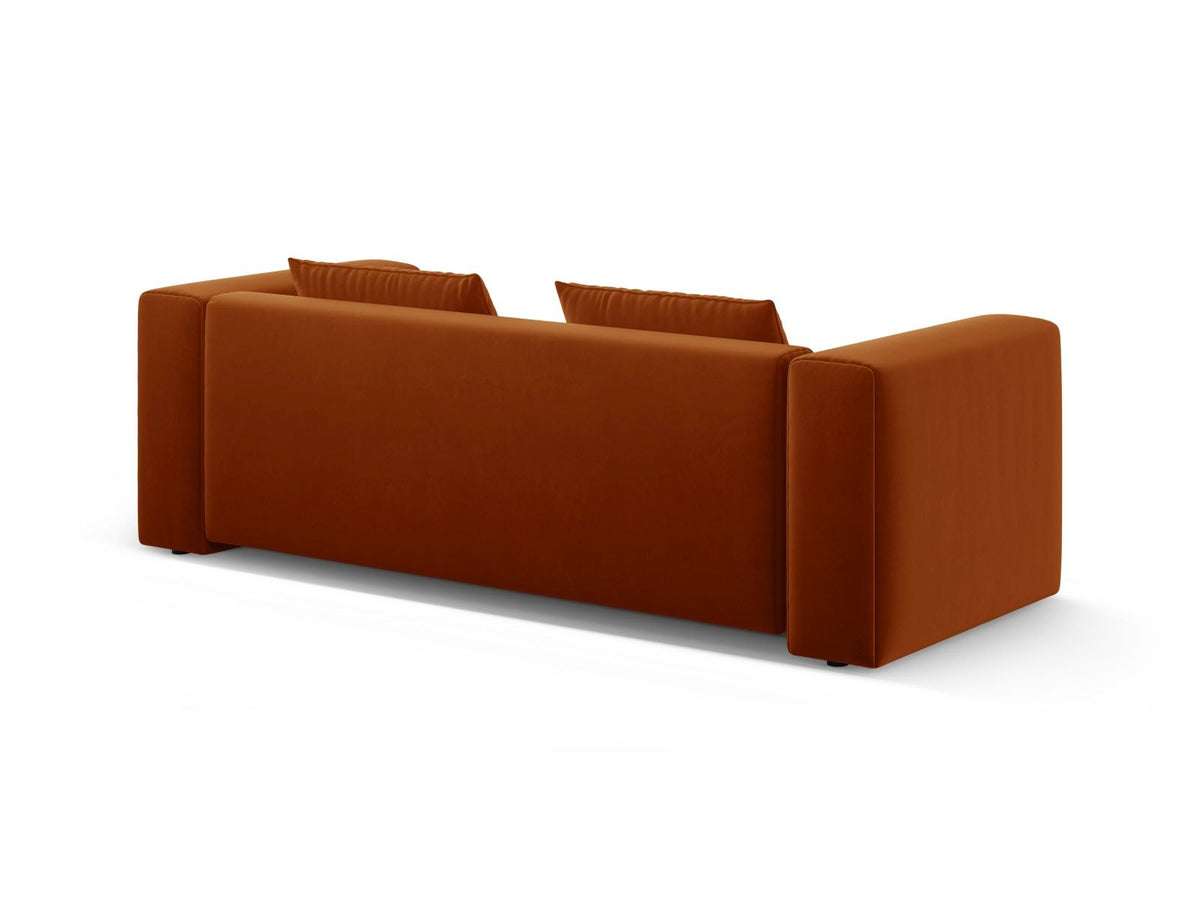 Sandfarbenes Samt-Bettsofa Verona mit drei Sitzplätzen, ausklappbarer Liegefläche, Bettkasten und schwarzen Kunststoffbeinen im Wohnraum.