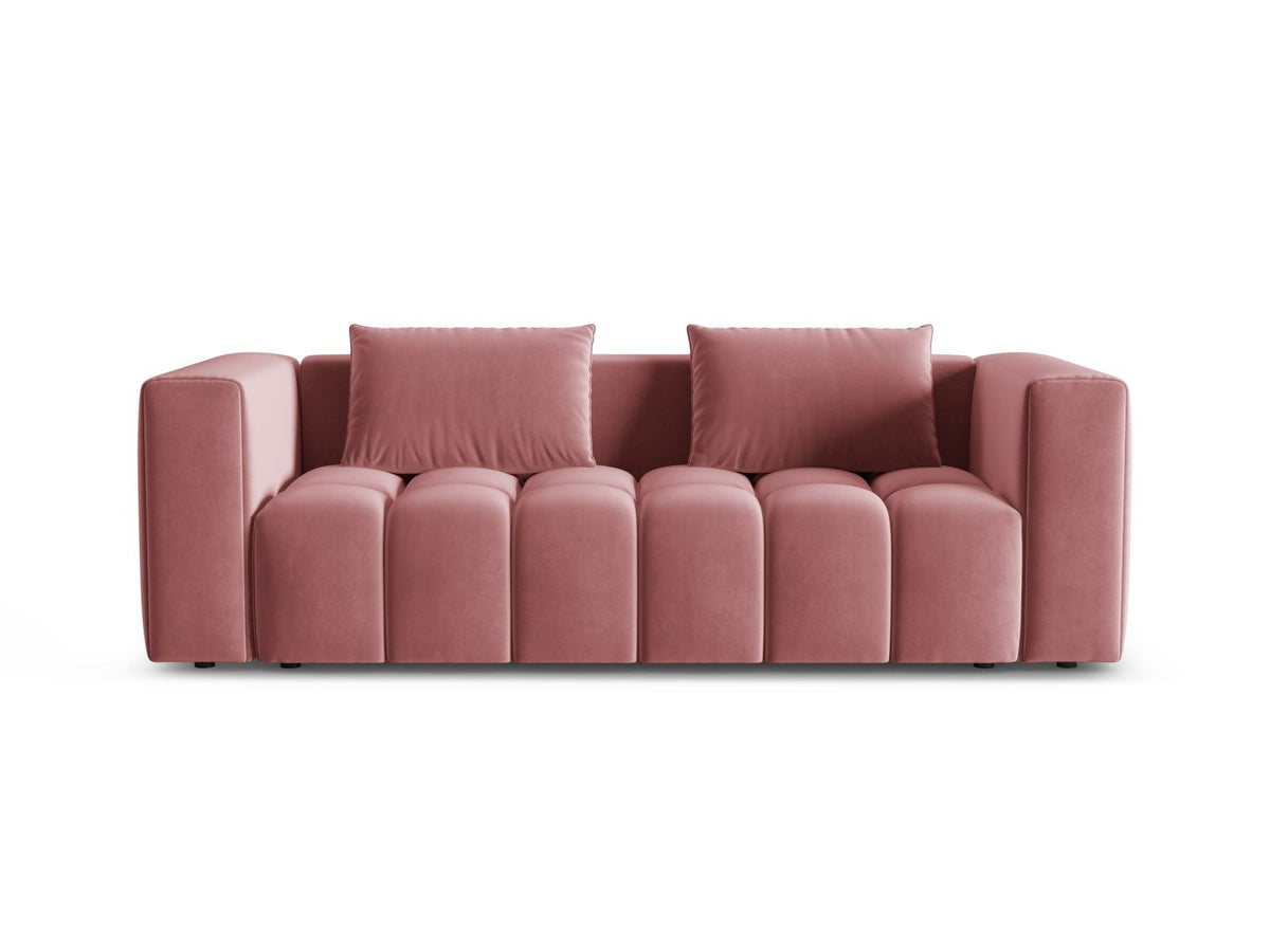 Sandfarbenes Samt-Bettsofa Verona mit drei Sitzplätzen, ausklappbarer Liegefläche, Bettkasten und schwarzen Kunststoffbeinen im Wohnraum.