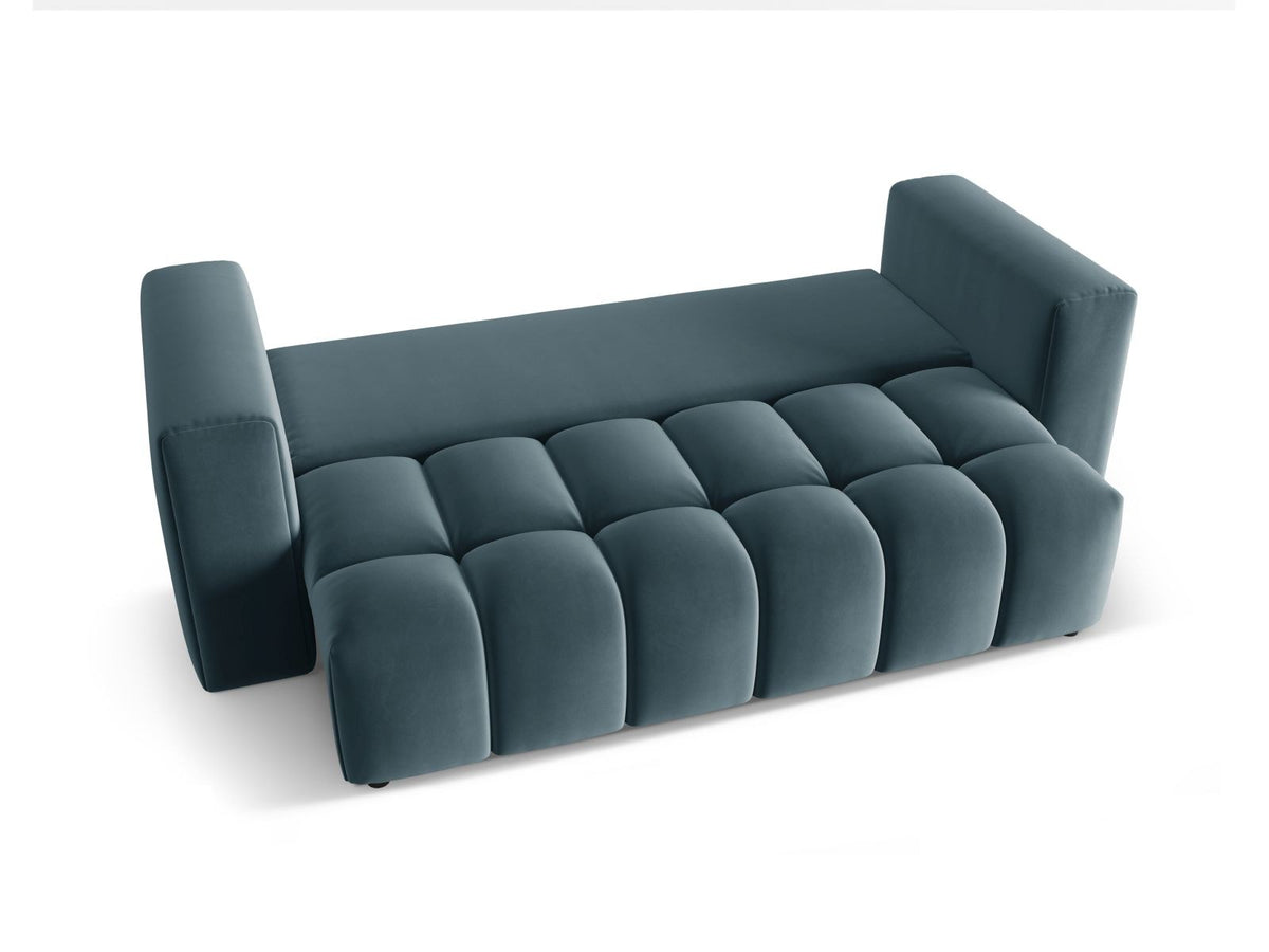 Sandfarbenes Samt-Bettsofa Verona mit drei Sitzplätzen, ausklappbarer Liegefläche, Bettkasten und schwarzen Kunststoffbeinen im Wohnraum.