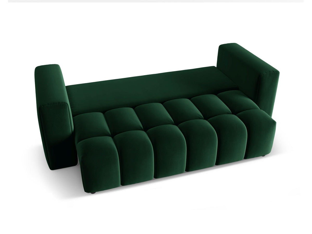 Sandfarbenes Samt-Bettsofa Verona mit drei Sitzplätzen, ausklappbarer Liegefläche, Bettkasten und schwarzen Kunststoffbeinen im Wohnraum.
