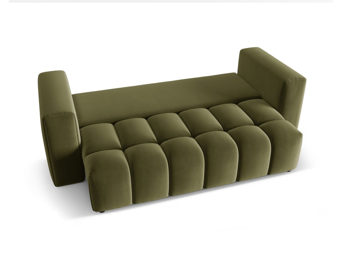 Sandfarbenes Samt-Bettsofa Verona mit drei Sitzplätzen, ausklappbarer Liegefläche, Bettkasten und schwarzen Kunststoffbeinen im Wohnraum.