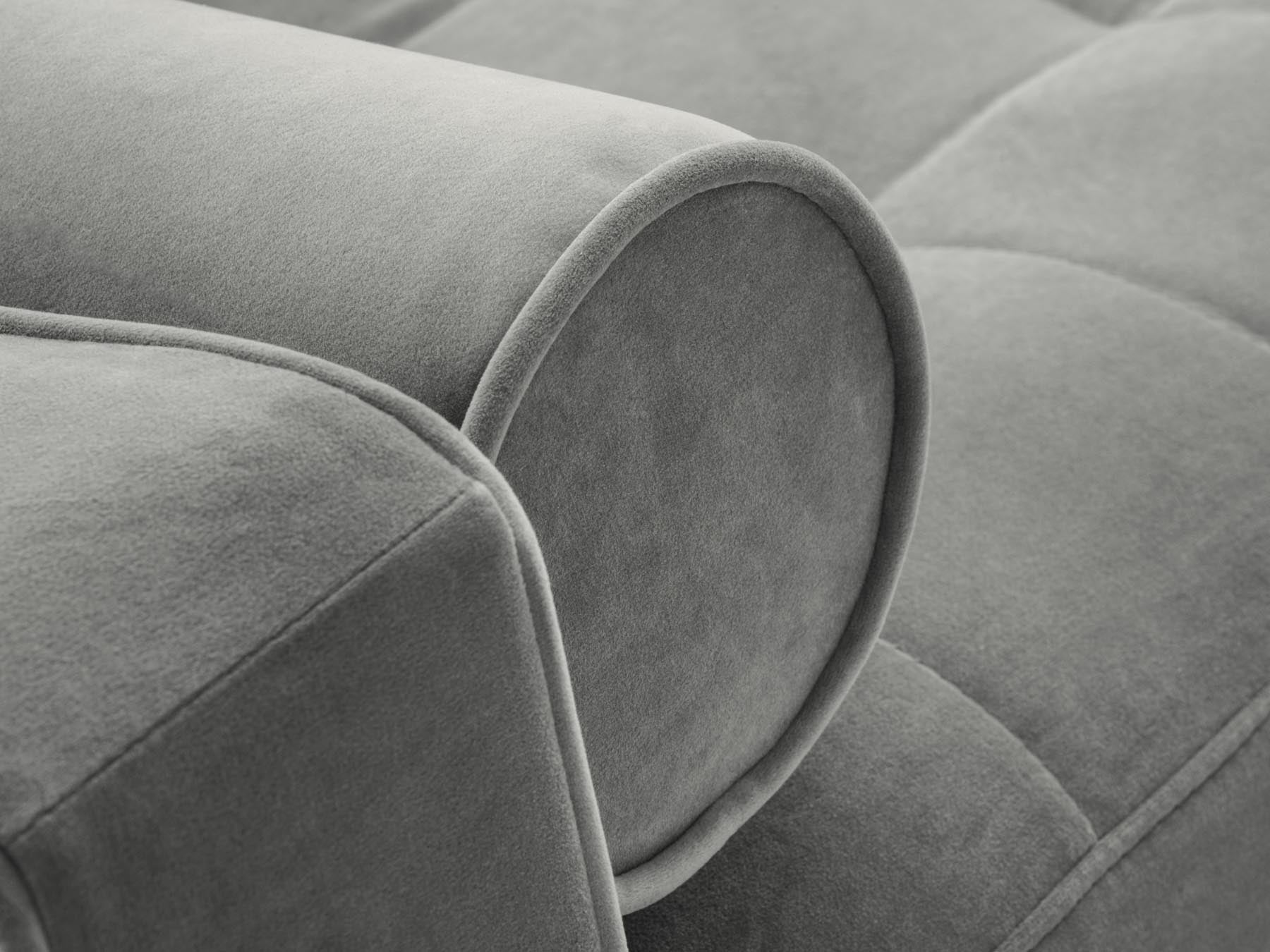 Modernes 3-Sitzer Sofa Aspen mit cleverer Schlaffunktion und zusätzlichem Stauraum – ideal für kleine Räume und gemütliche Abende.