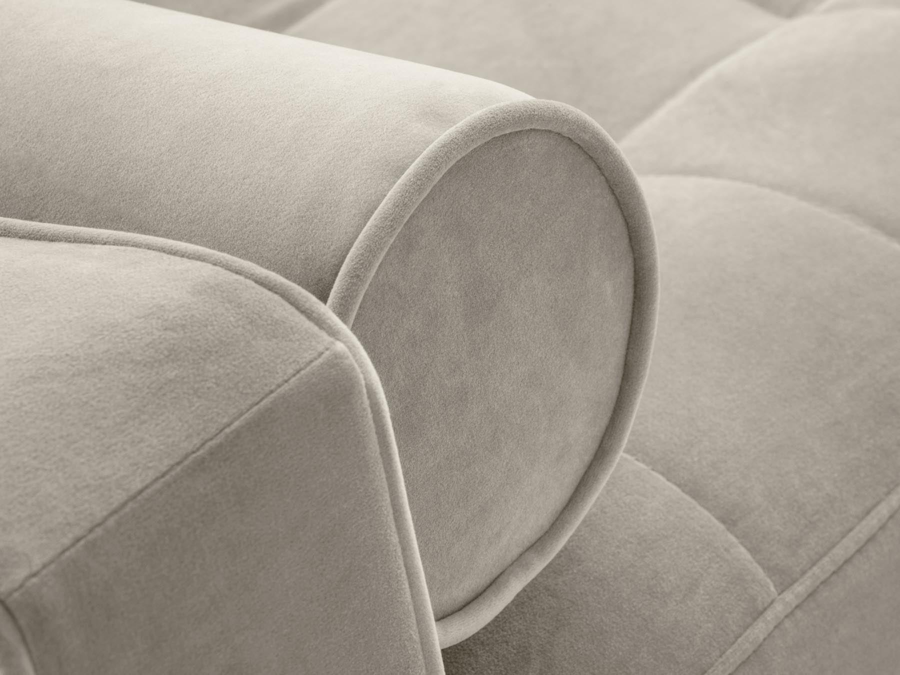 Modernes 3-Sitzer Sofa Aspen in stilvollem Dunkelbeige, ideal für Gästeübernachtungen und mit praktischem Stauraum für mehr Ordnung.