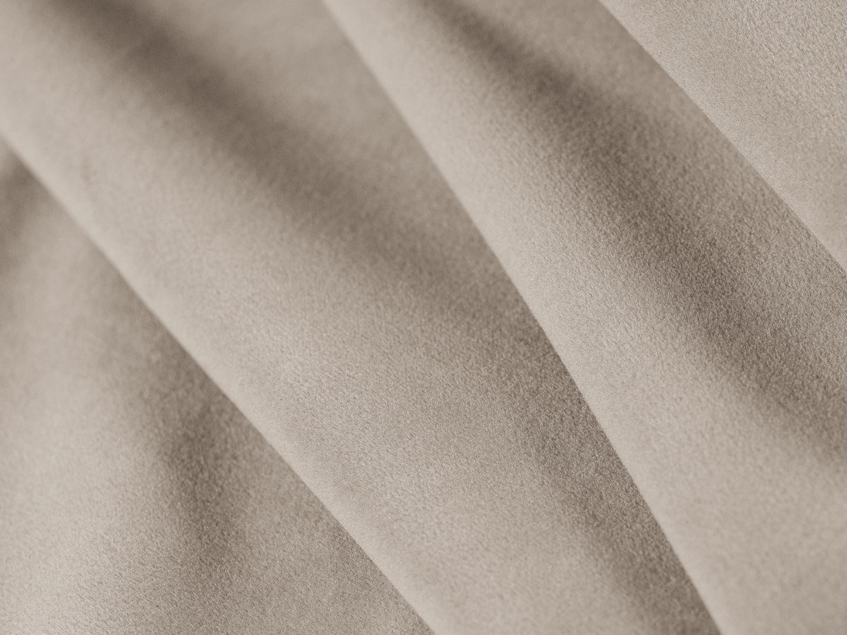 Kemi Velour Sofa mit Schlaffunktion 3 Sitzer in Beige-Salvador präsentiert im Onlineshop von KAQTU Design AG. Bettsofa ist von Cosmopolitan Design
