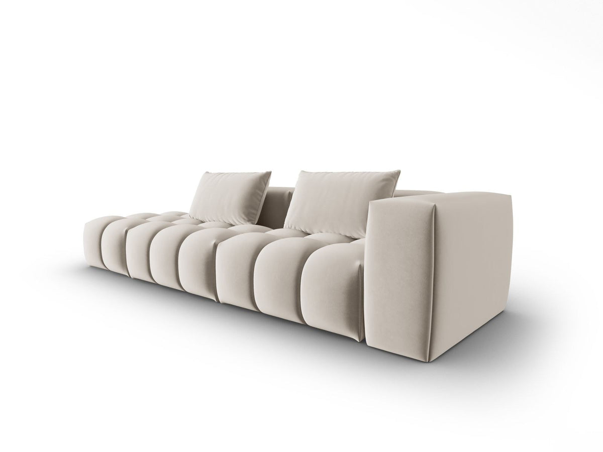 Modulares 4er Sofa Verona mit sandfarbenem Casino-Samtbezug, schwarzen Kunststoffbeinen und geradliniger Rückenlehne, Ansicht von links.