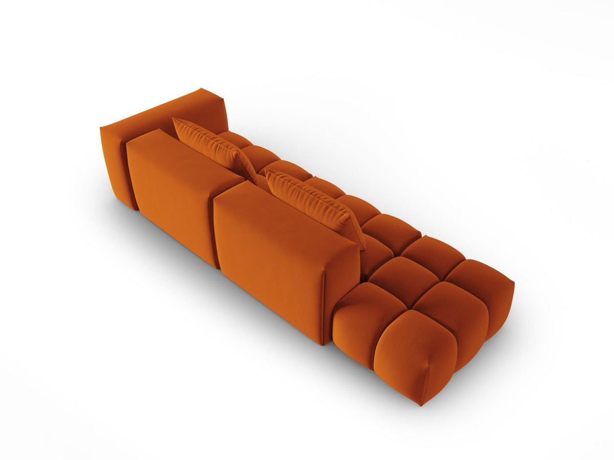 Modulares 4er Sofa Verona mit sandfarbenem Casino-Samtbezug, schwarzen Kunststoffbeinen und geradliniger Rückenlehne, Ansicht von links.