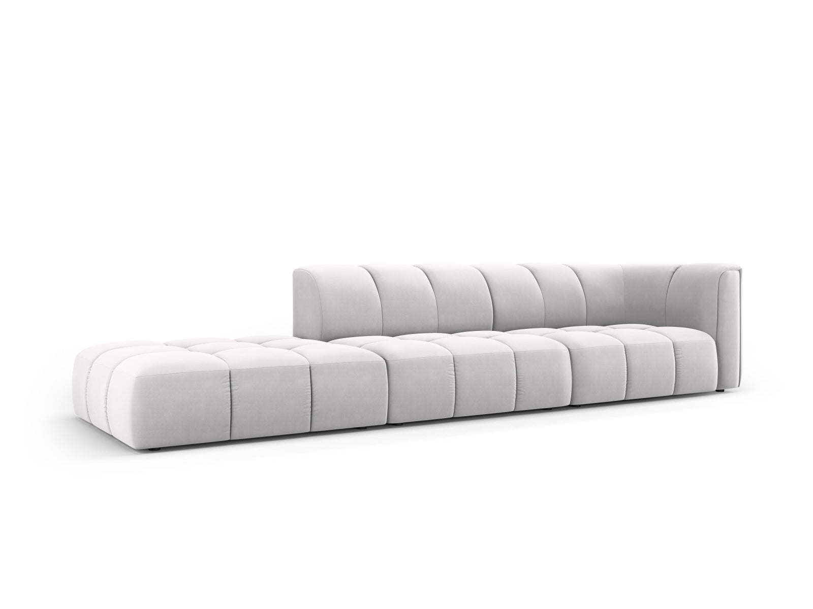 Elegantes 4-Sitzer Sofa Moritz in Silver-Bluvel, ideal für moderne Wohnräume, präsentiert sich in stilvollem Design und hoher Funktionalität.