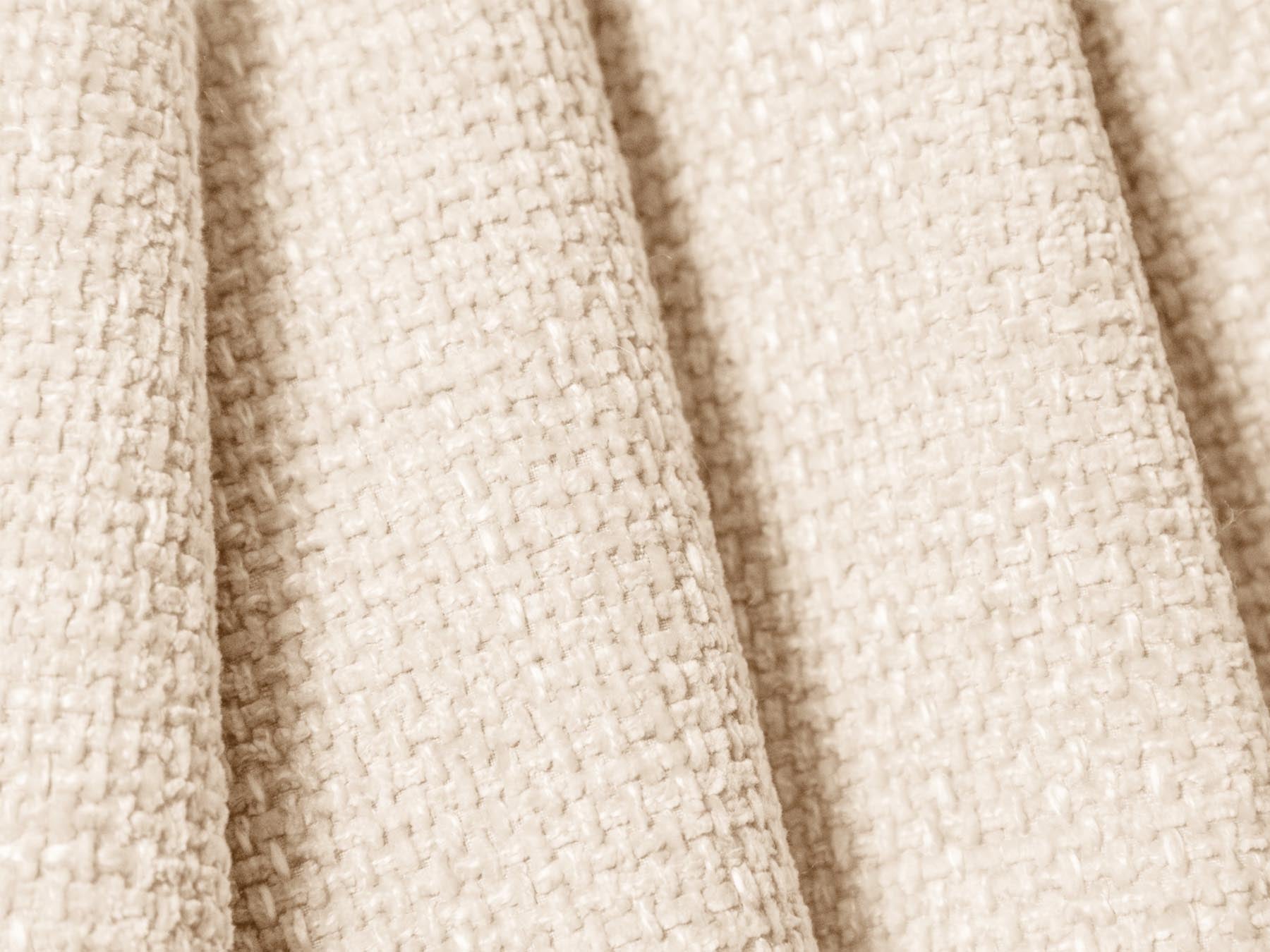 Modernes 4-Sitzer Sofa Matera in sanftem Beige, perfekt für gemütliche Wohnzimmer, entworfen von Cosmopolitan Design.