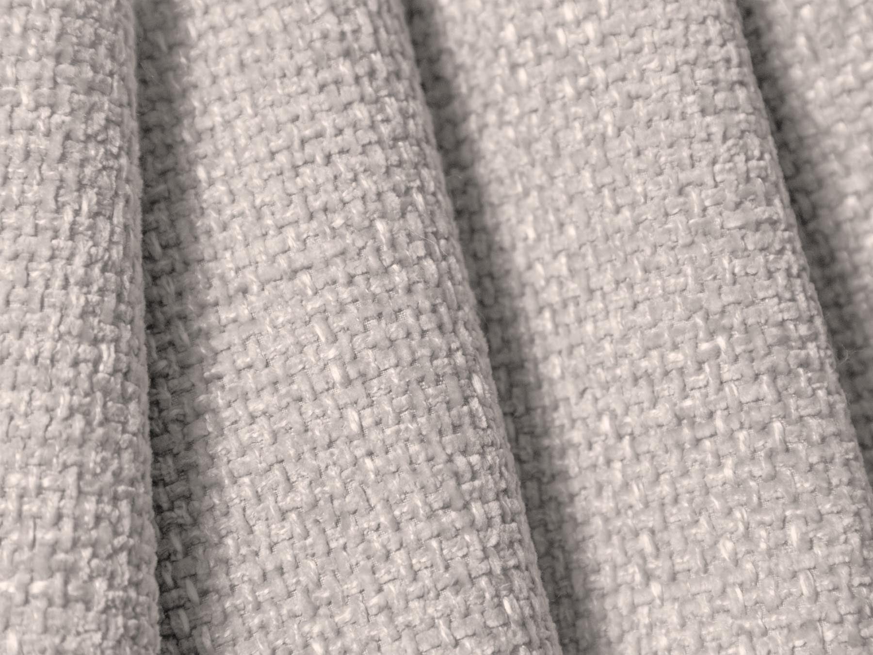 Modernes 4-Sitzer Sofa Matera in ansprechendem Grauton, perfekt für gesellige Runden und stilvolle Wohnräume, entworfen von Cosmopolitan Design.