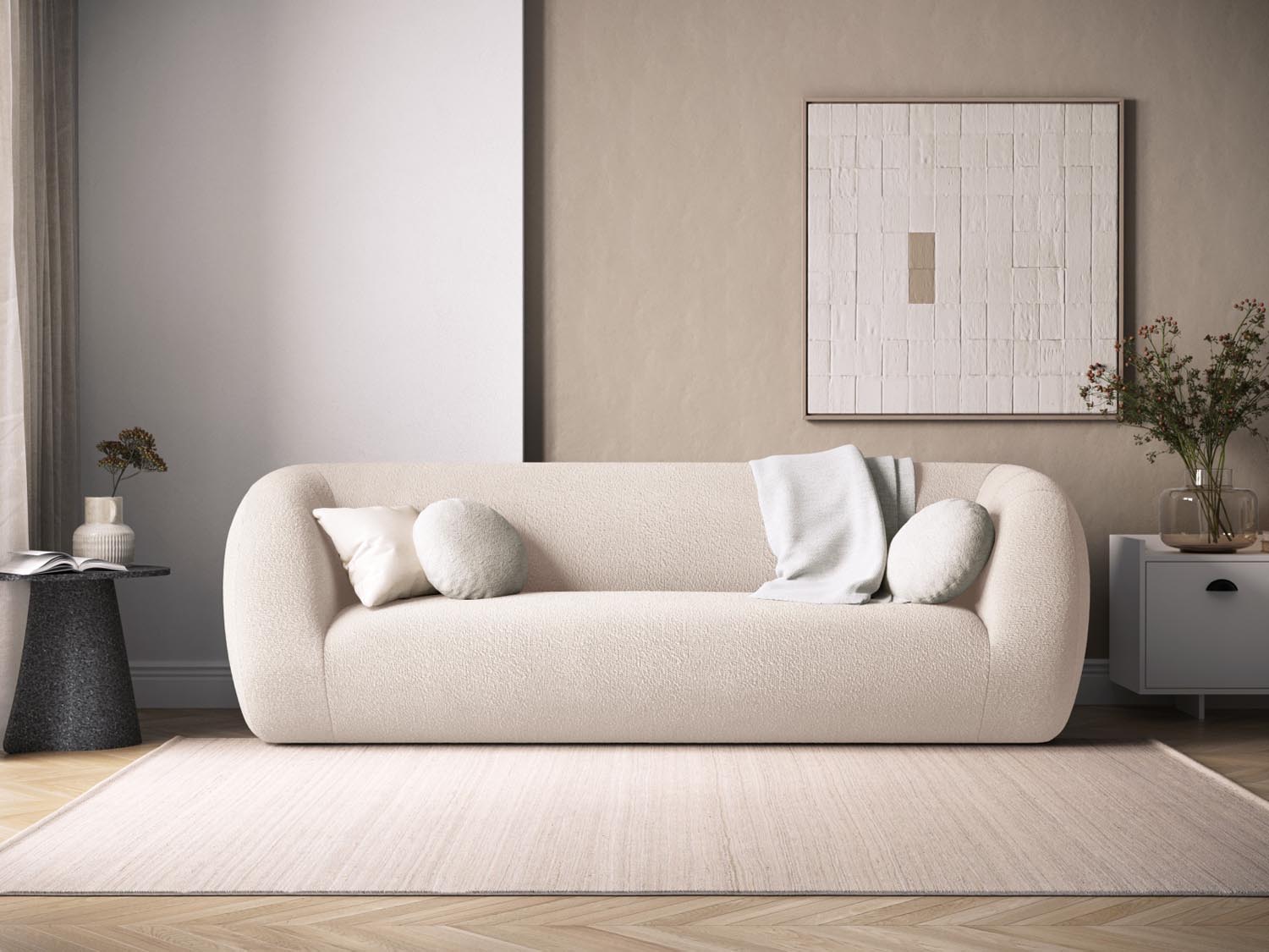 Entdecken Sie das elegante Essen Boucle Sofa 3 Sitzer von Cosmopolitan Design. Perfekt für Ihr modernes Wohnzimmer, bietet es höchsten Komfort und zeitlose Schönheit.