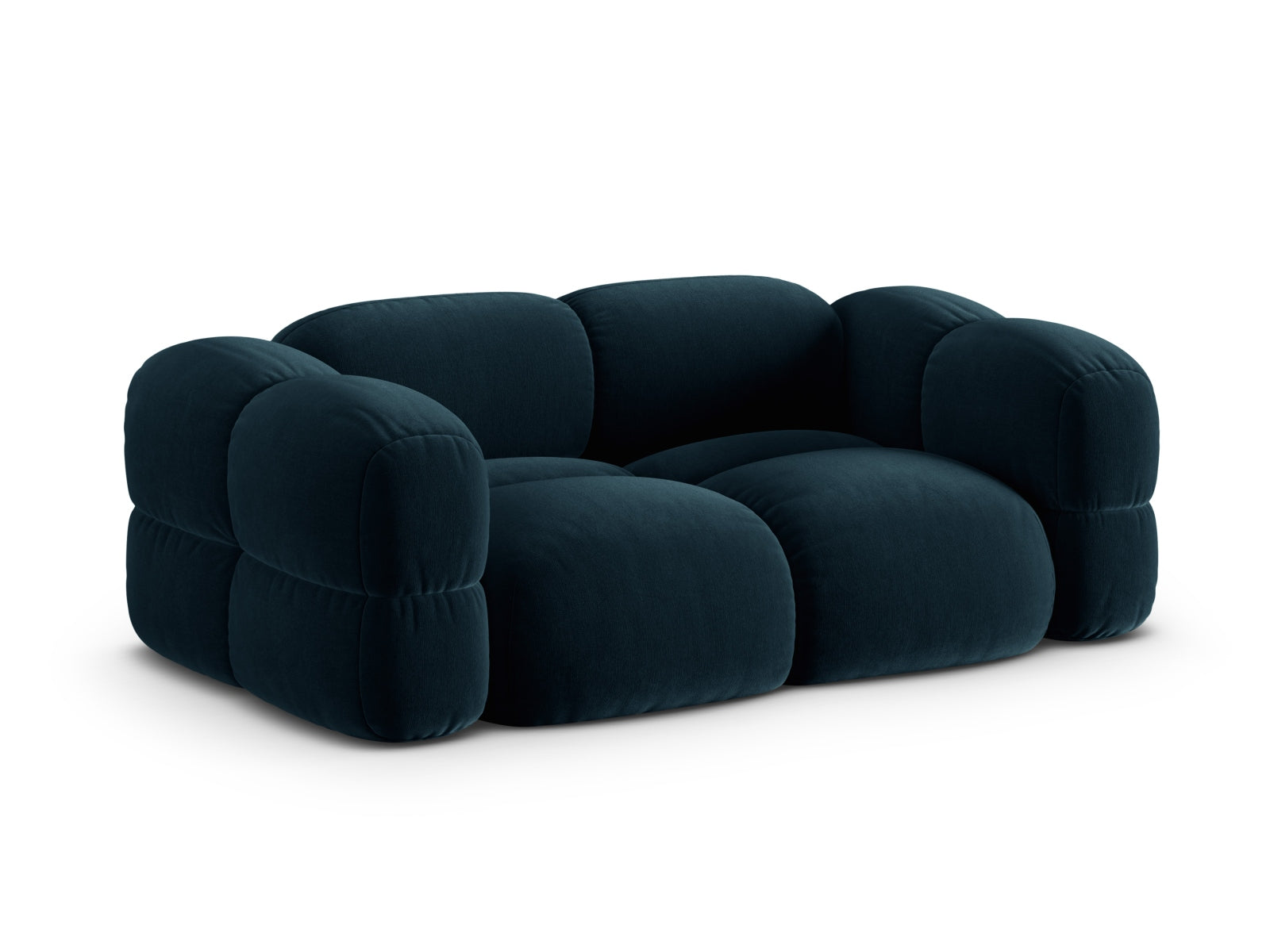Erleben Sie das Loretto Velour Sofa 3 Sitzer von Cosmopolitan Design – ein elegantes Möbelstück, das Stil und Komfort für Ihr Zuhause bietet.