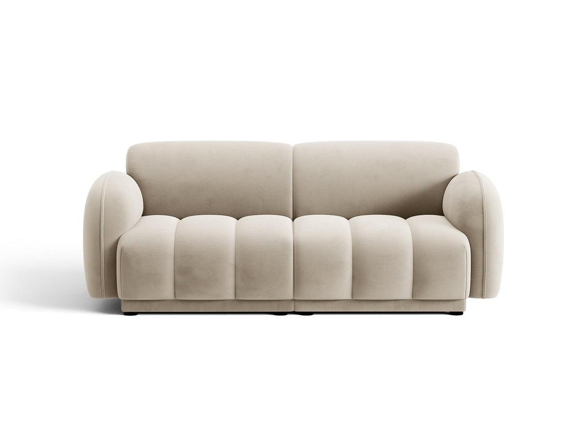 Beige-farbenes 3-Sitzer Sofa mit Samtbezug, schwarzen Kunststoffbeinen und gepolsterter Rückenlehne, Massivholzrahmen, moderne Form.