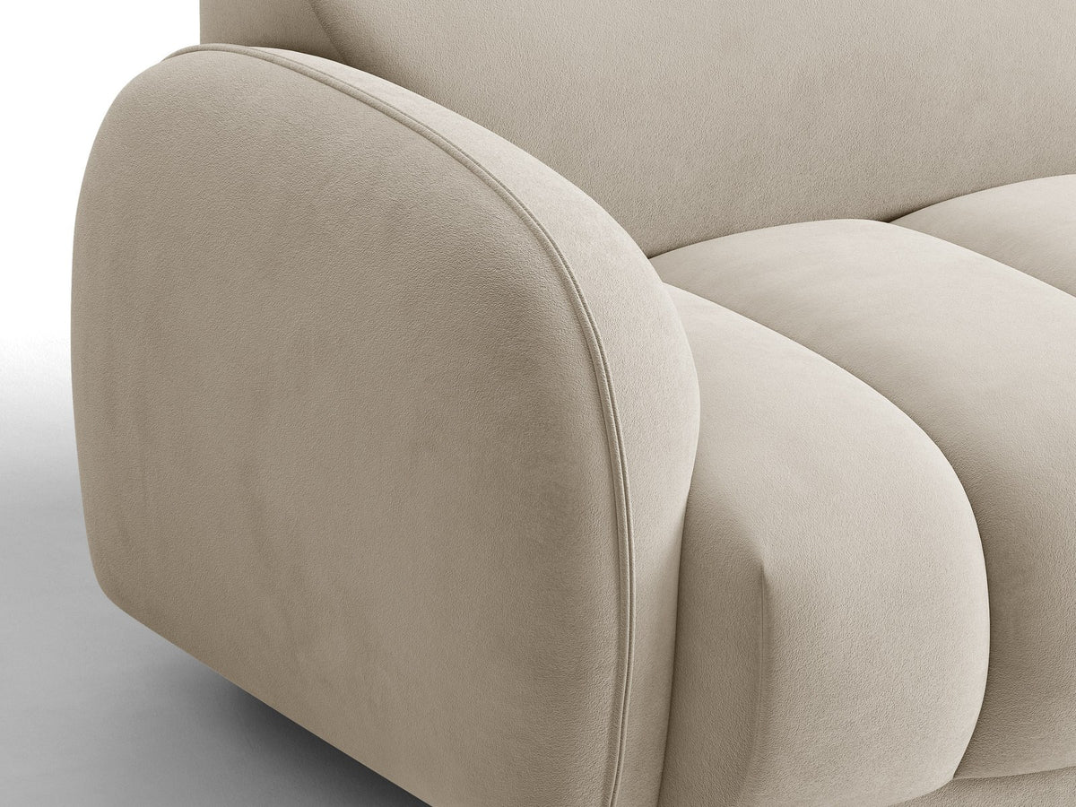 Beige-farbenes 3-Sitzer Sofa mit Samtbezug, schwarzen Kunststoffbeinen und gepolsterter Rückenlehne, Massivholzrahmen, moderne Form.