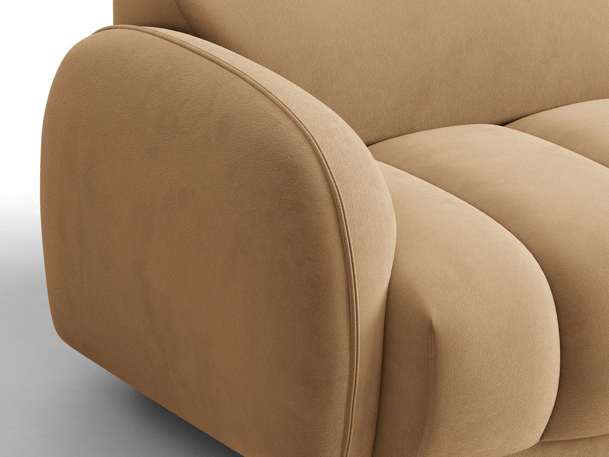 Beige-farbenes 3-Sitzer Sofa mit Samtbezug, schwarzen Kunststoffbeinen und gepolsterter Rückenlehne, Massivholzrahmen, moderne Form.
