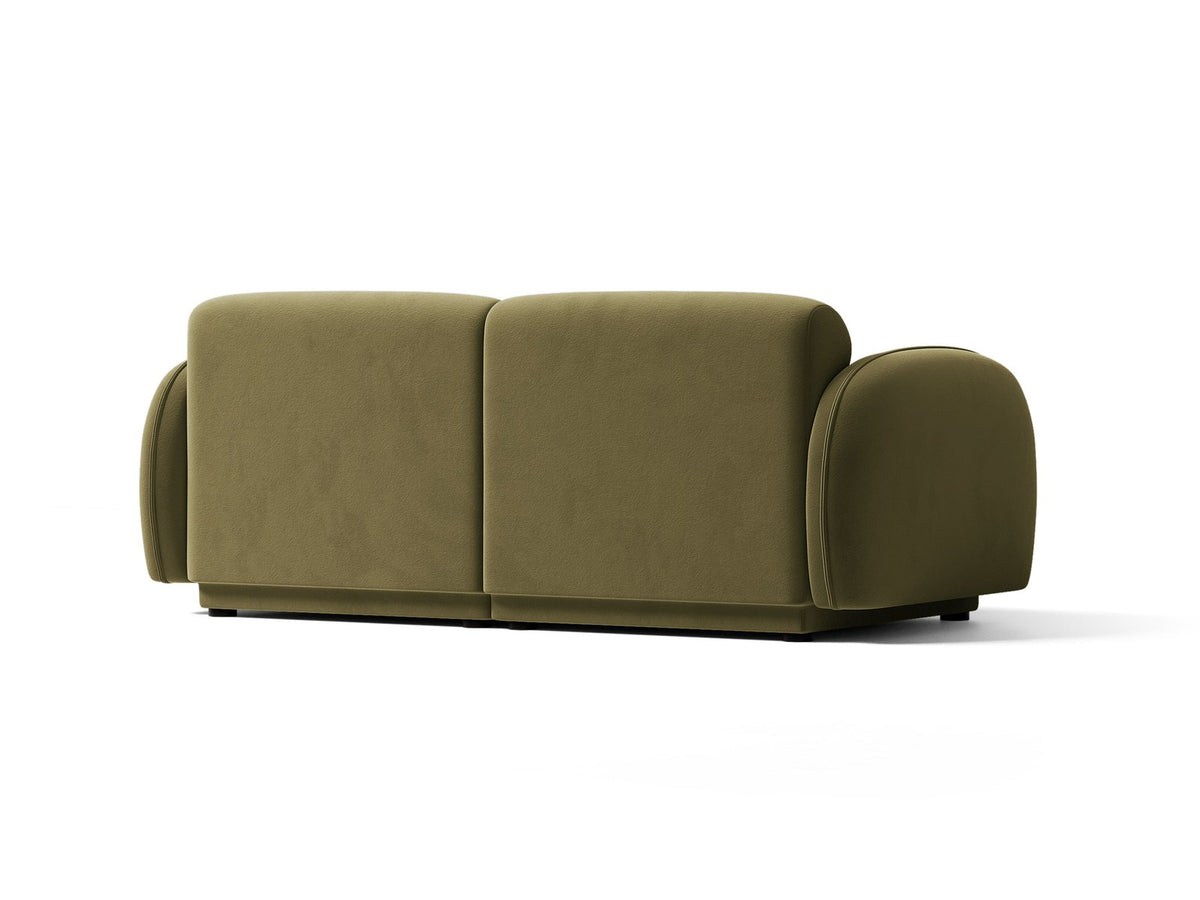 Beige-farbenes 3-Sitzer Sofa mit Samtbezug, schwarzen Kunststoffbeinen und gepolsterter Rückenlehne, Massivholzrahmen, moderne Form.