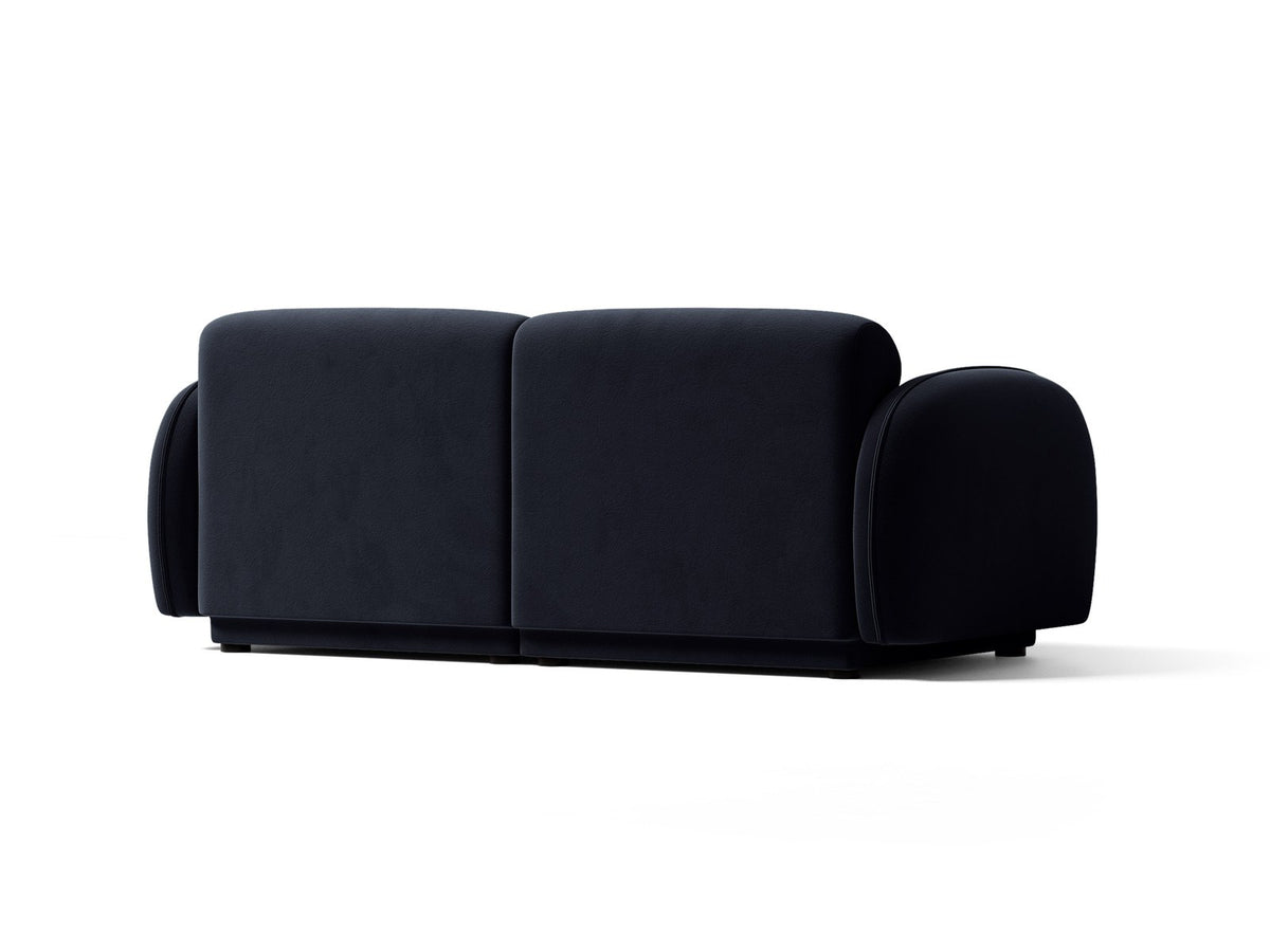Beige-farbenes 3-Sitzer Sofa mit Samtbezug, schwarzen Kunststoffbeinen und gepolsterter Rückenlehne, Massivholzrahmen, moderne Form.