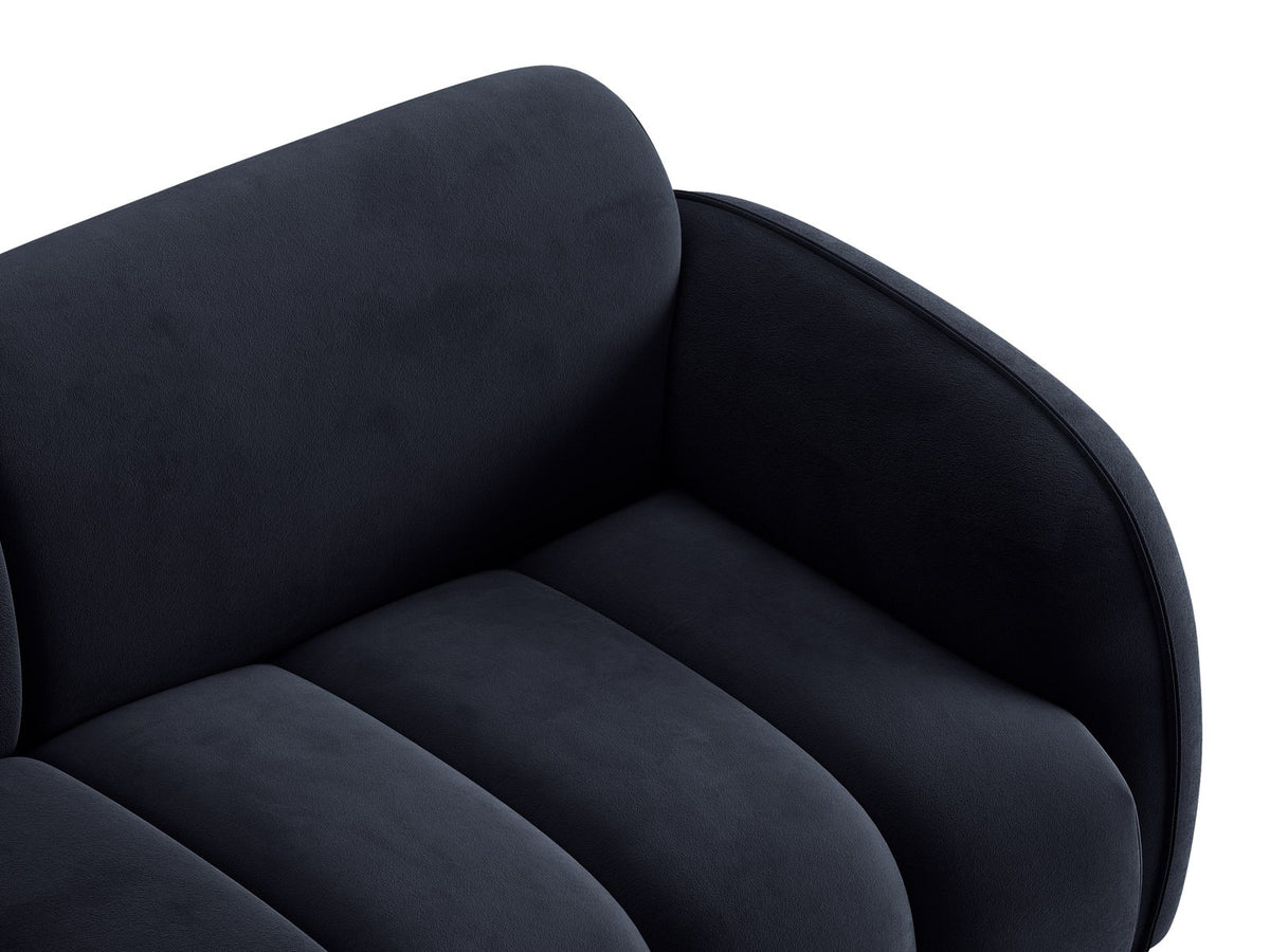 Beige-farbenes 3-Sitzer Sofa mit Samtbezug, schwarzen Kunststoffbeinen und gepolsterter Rückenlehne, Massivholzrahmen, moderne Form.