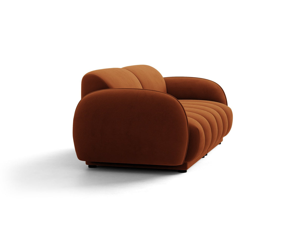 Beige-farbenes 3-Sitzer Sofa mit Samtbezug, schwarzen Kunststoffbeinen und gepolsterter Rückenlehne, Massivholzrahmen, moderne Form.