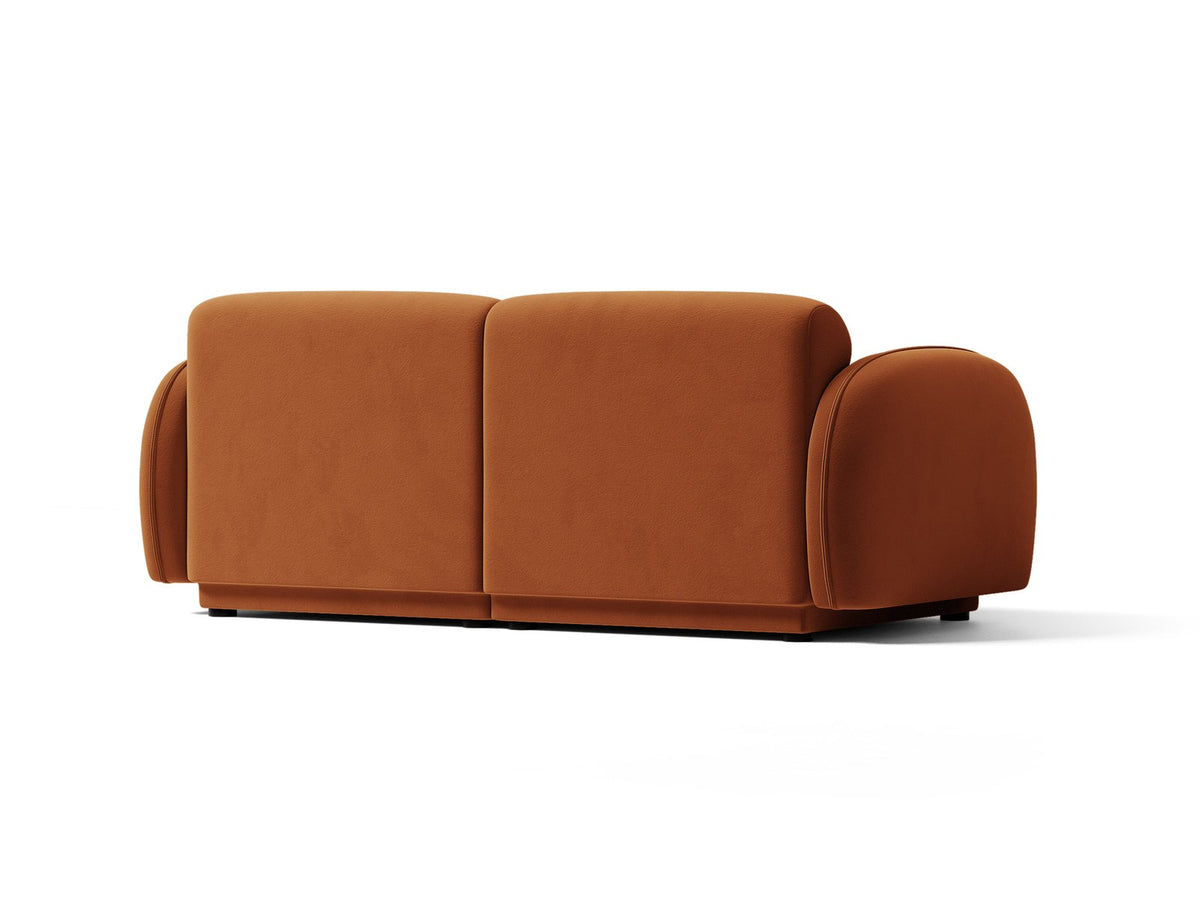 Beige-farbenes 3-Sitzer Sofa mit Samtbezug, schwarzen Kunststoffbeinen und gepolsterter Rückenlehne, Massivholzrahmen, moderne Form.