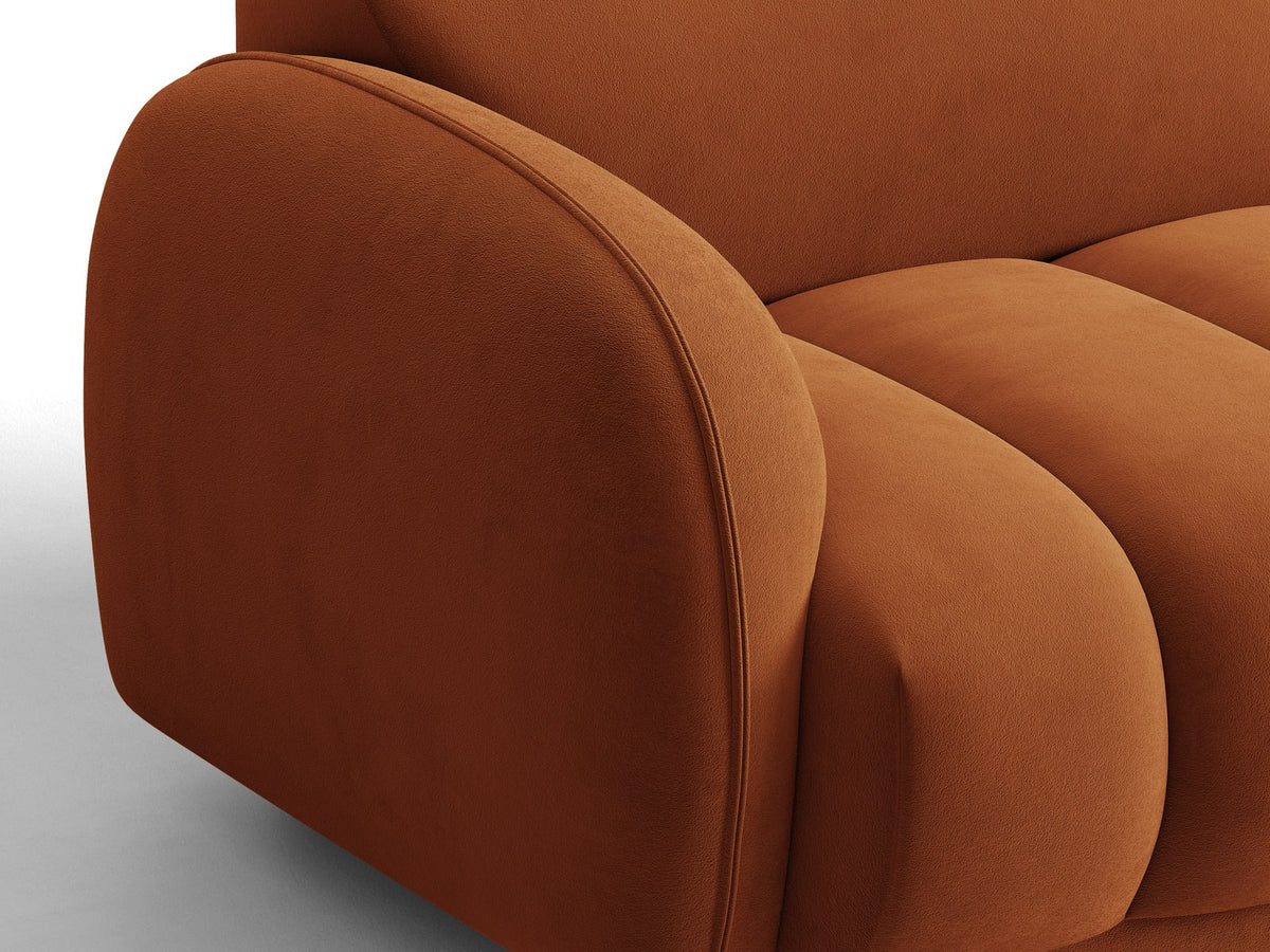 Beige-farbenes 3-Sitzer Sofa mit Samtbezug, schwarzen Kunststoffbeinen und gepolsterter Rückenlehne, Massivholzrahmen, moderne Form.