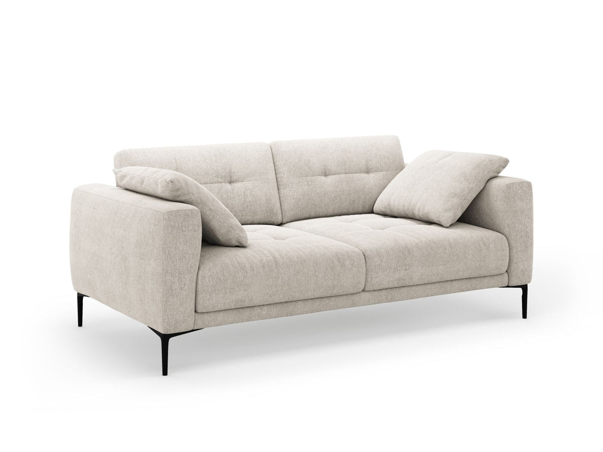 Beige-Sorella 3-Sitzer Sofa mit Strukturstoff, Massivholzrahmen und schwarzen Metallbeinen, klassische Sofaform mit gerader Rückenlehne.