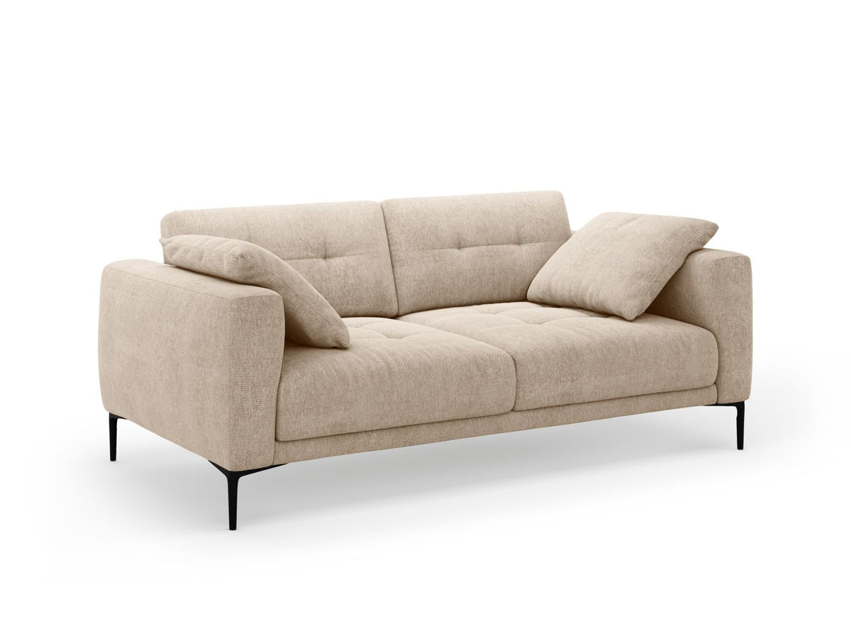 Beige-Sorella 3-Sitzer Sofa mit Strukturstoff, Massivholzrahmen und schwarzen Metallbeinen, klassische Sofaform mit gerader Rückenlehne.