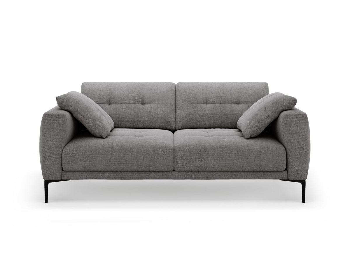 Beige-Sorella 3-Sitzer Sofa mit Strukturstoff, Massivholzrahmen und schwarzen Metallbeinen, klassische Sofaform mit gerader Rückenlehne.
