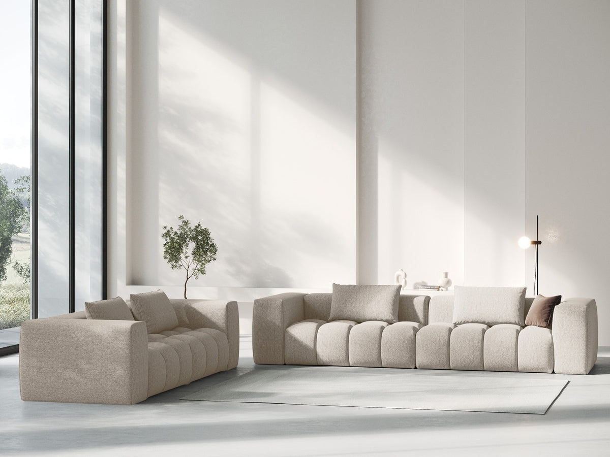 Modulares 3-Sitzer Sofa Verona in Beige mit Sorella-Stoffbezug, schwarzen Kunststoffbeinen und massivem Holzrahmen, Ansicht von vorne.