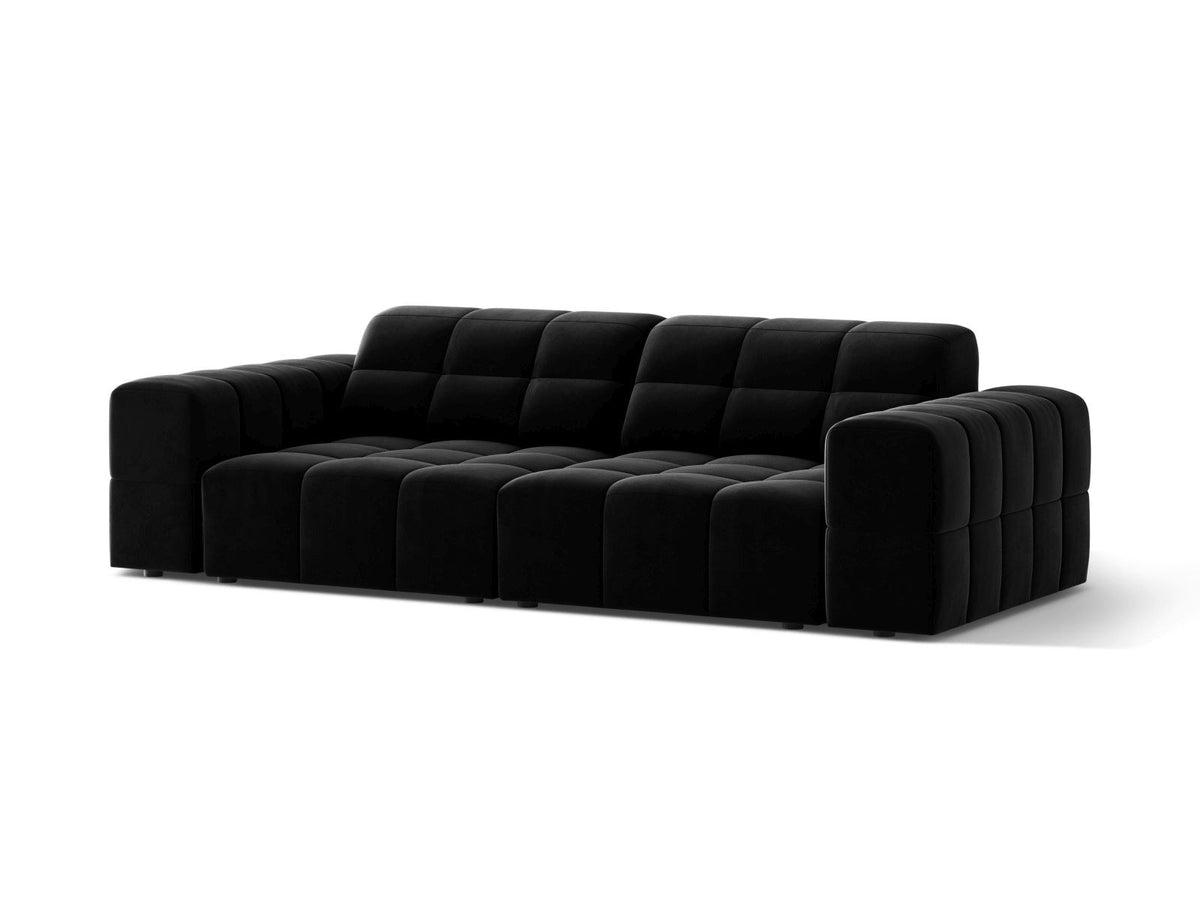 3-Sitzer Sofa Chicago in Light Beige-Venus Samtstoff mit Massivholzrahmen, gepolsterter Sitzfläche und schwarzen Kunststoffbeinen.