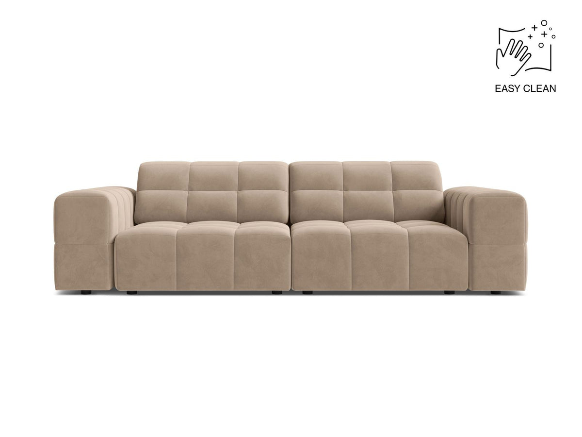 3-Sitzer Sofa Chicago in Light Beige-Venus Samtstoff mit Massivholzrahmen, gepolsterter Sitzfläche und schwarzen Kunststoffbeinen.