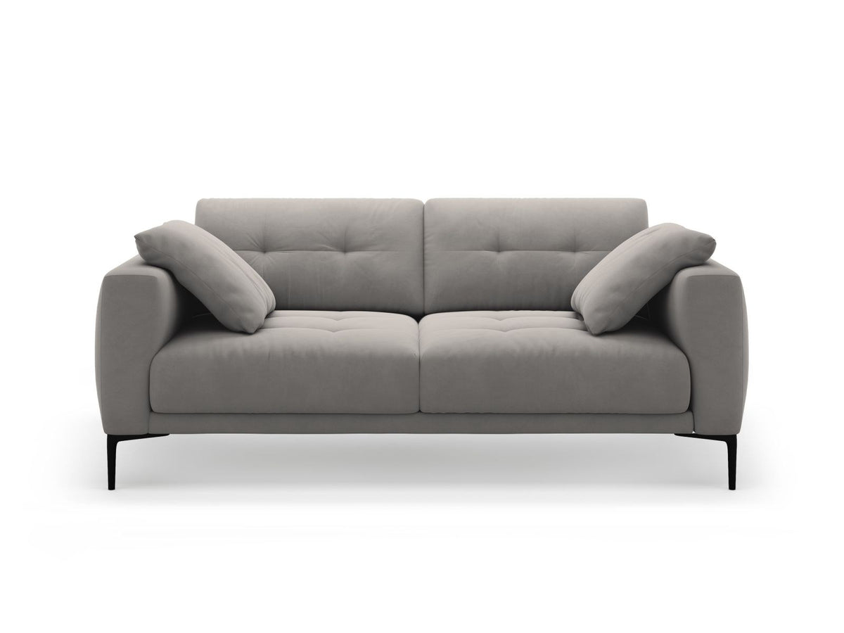 3er Sofa Lazio von Cosmopolitan Design mit Veloursstoff-Bezug in Beige-Salvador, Massivholzrahmen und schwarzen Metallbeinen aus Stahl.