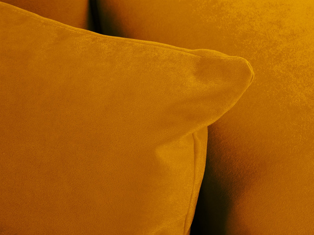 Dreisitzer-Sofa mit schwarzem Samtbezug (Salvador), Massivholzrahmen und schwarzen Kunststoffbeinen, Breite 232 cm.