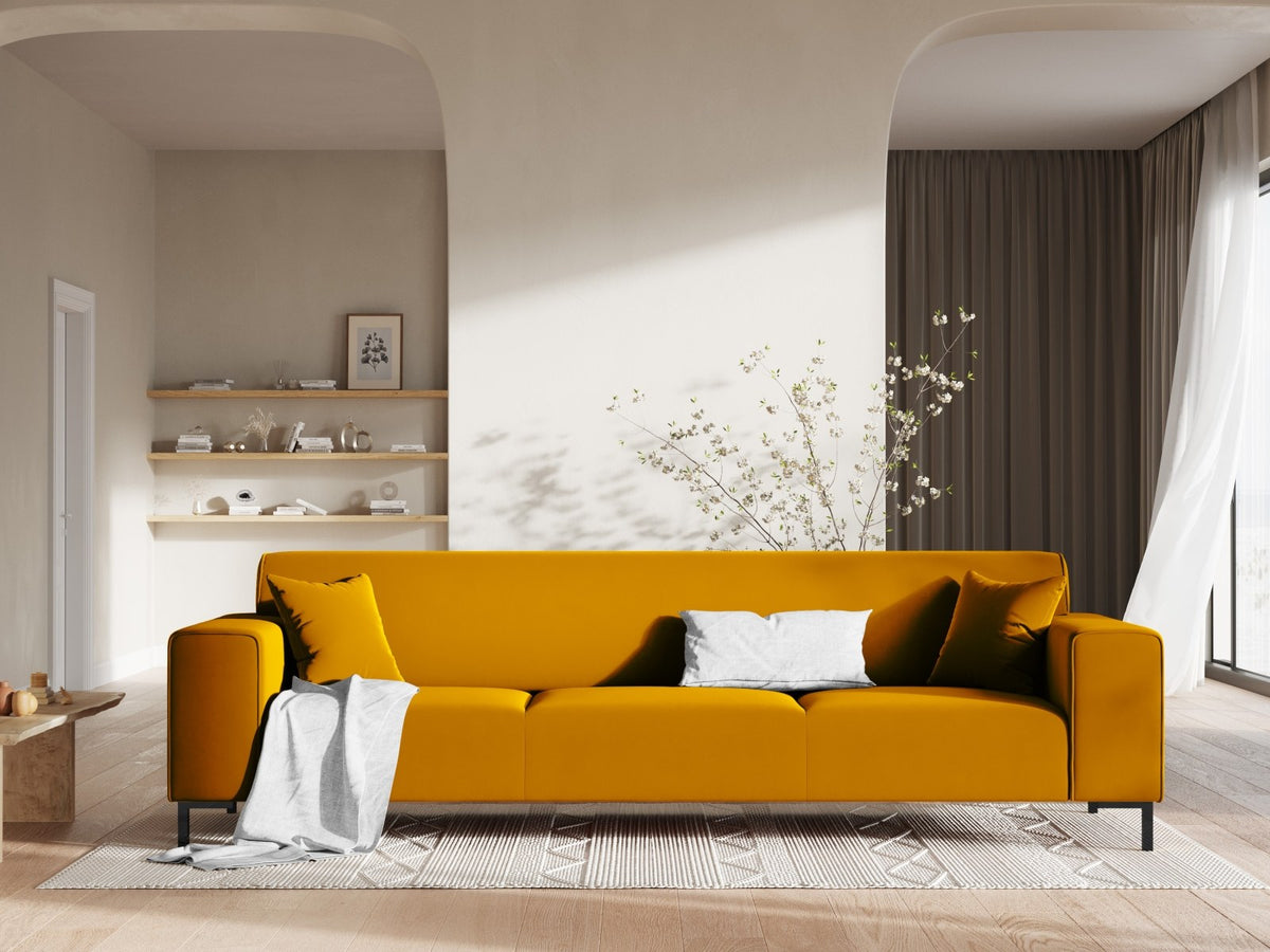 Dreisitzer-Sofa mit schwarzem Samtbezug (Salvador), Massivholzrahmen und schwarzen Kunststoffbeinen, Breite 232 cm.